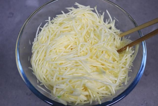 1锅南瓜馅包子2种吃法,软嫩酥嫩让人惊喜,老妈夸我真会吃