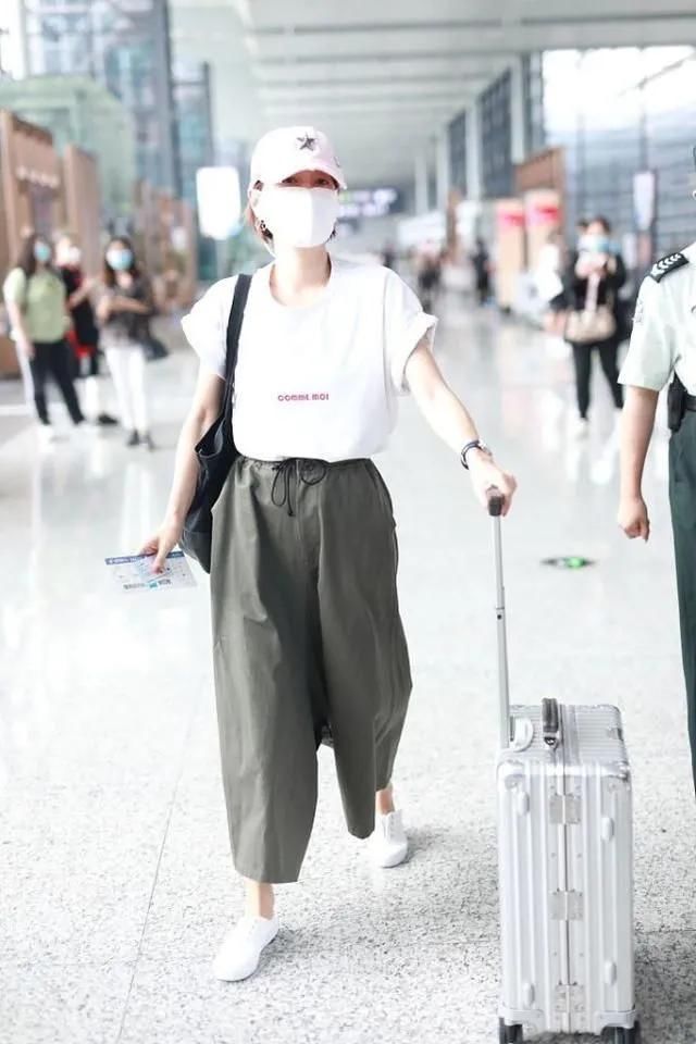 茶色|马伊琍把“上浅下深”带火了,奶茶色衬衫配烟管裤,温柔又高级