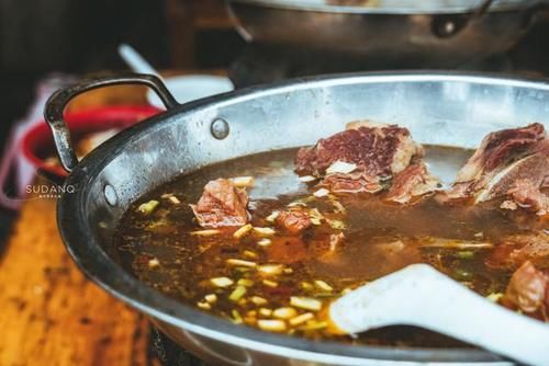  一大早就喝白酒吃火锅，湖北荆州人的生活“有点彪”，令人惊奇