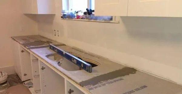 台面|2000多块钱现场做3米橱柜,老爸想得周到,台面多加一块木板