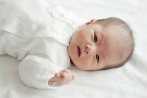 宝宝|新生儿宝宝在满月前,大多能解锁这些技能,你家孩子“及格”没?