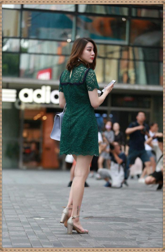 身材|街拍这种发福的身材,穿深绿色短裙很老气,像个老太太一样吧