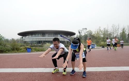 早睡早起|晚上十点睡觉，早上六点起床跑步的人，会怎么样？今天告诉你答案