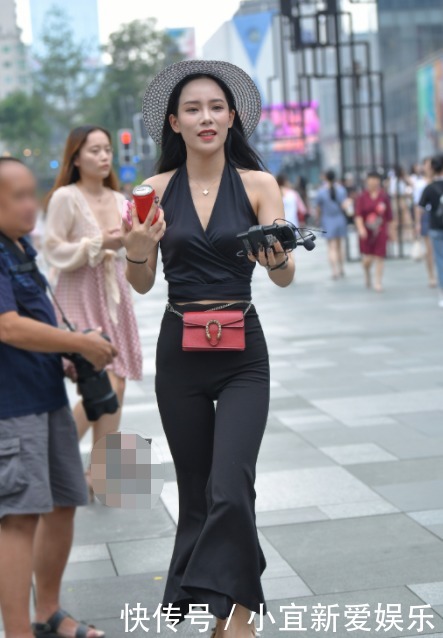  既有|美女这衣服既有裤子的简约，也有裙子的优雅