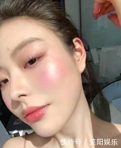 亚洲扁平圆脸的福音来了,一块高光让你的五官变立体,闪成小灯泡