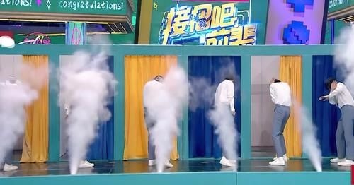 宋亚轩说错话被喷水,当场花妆露出纯素颜吓得捂脸,粉丝要失望了