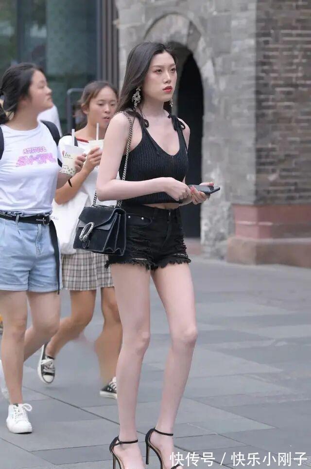 高贵 高贵典雅的打底裤穿搭整体感非常优雅,凸显修长的身材,甜美时尚