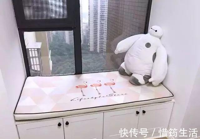 飘窗|卧室飘窗别再浪费了，现在流行这样装，能顶上一个大衣柜