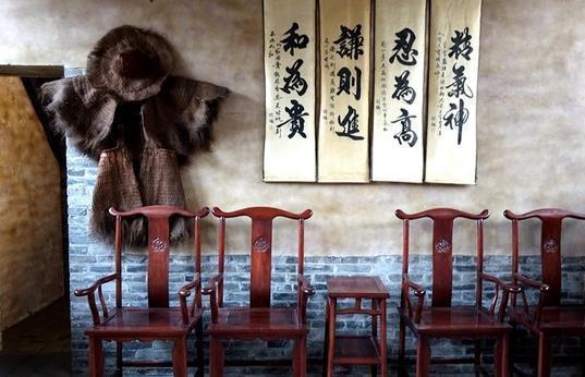 这人自称是宋江后代,拿出族谱证明自己,甚至连宋江用过的刀都有