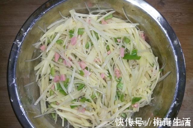 土豆饼|土豆不要总炒土豆丝,教你一个新吃法,出锅连吃3个不过瘾