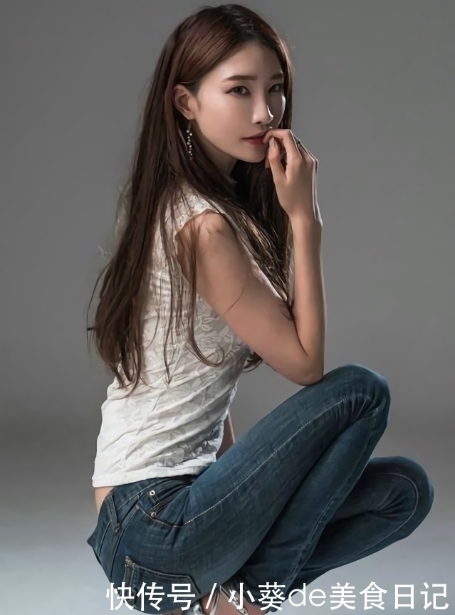 牛仔裤 牛仔裤美女,蹲在地上,咬着手指,显得很俏皮!