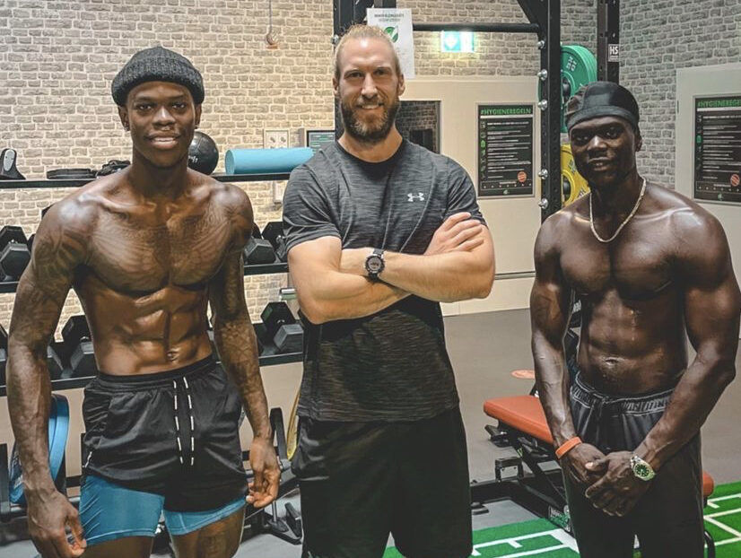 施罗德|秀出肌肉!施罗德晒赤膊训练照:夜晚训练