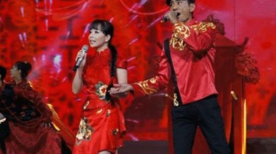 他靠星光大道成名,被扒身份造假,如今全靠超女妻子!