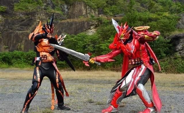 讲武|假面骑士圣刃剧场版追加图透 仁叔:令和年轻人不讲武德玩群殴