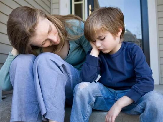 单亲家庭|太多离异家庭的孩子一般是最可悲的，让孩子最心疼的时刻是什么？