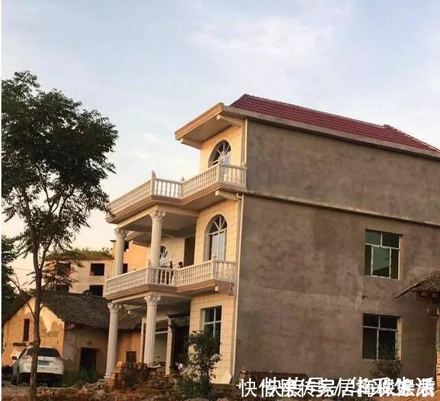 农村|农村小伙给父母盖的养老房,2万多的大门全村轰动,纷纷吐槽丑