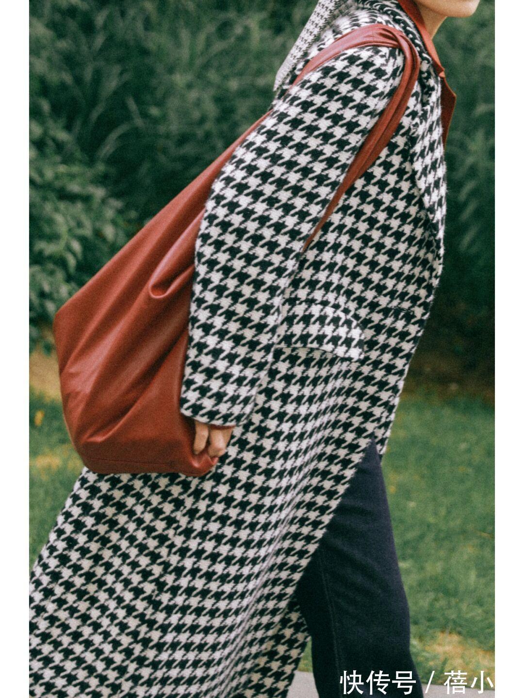 红黑|秋天穿衣色彩怎样搭配才时髦?穿搭公式“红+黑”,高级又洋气