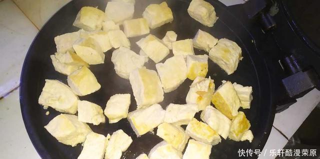 冻豆腐煎一下,吃起来是真的好吃,非常美味