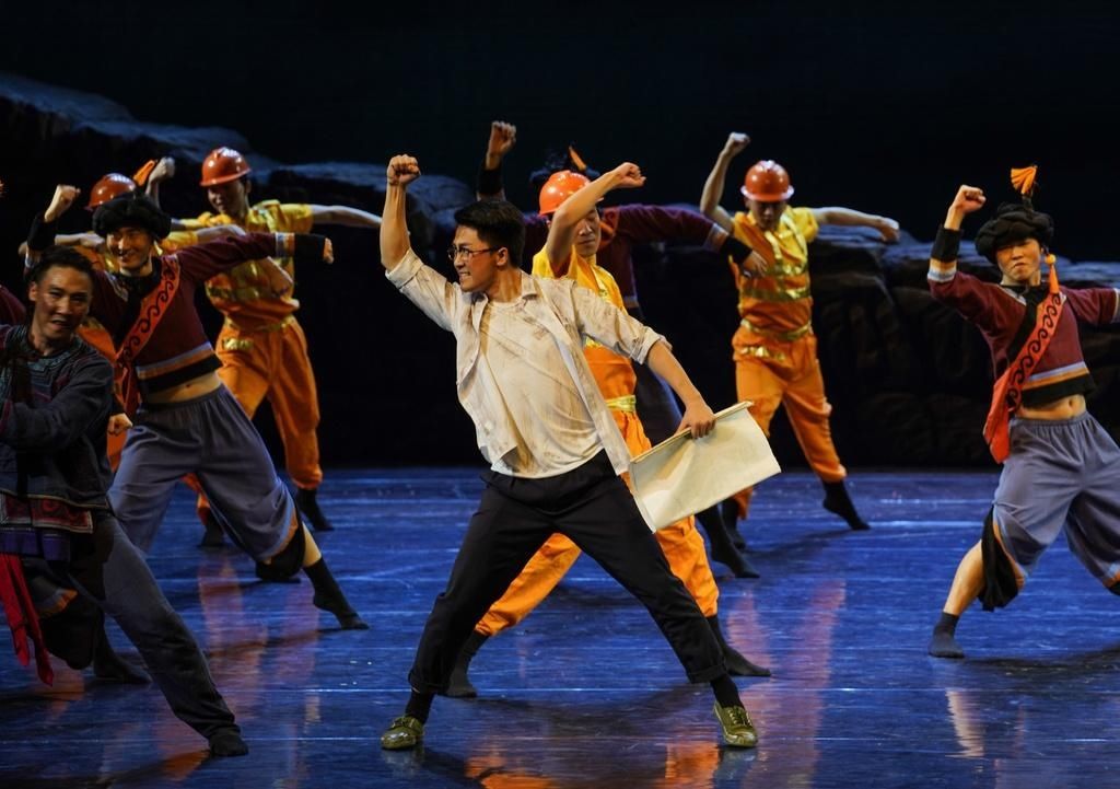  上演|演员在6米高空中起舞，全国脱贫攻坚题材舞台艺术优秀舞剧《悬崖村的幸福路》上演