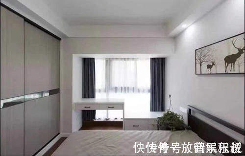 卧室|卧室别再靠床头装书桌了,换个位置省空间又美观,早知我也这么装