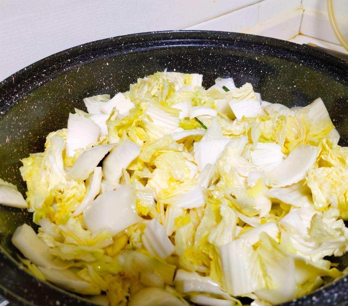 炒白菜时，最忌直接下锅炒！炒前记得多加这1步，白菜爽脆不出水