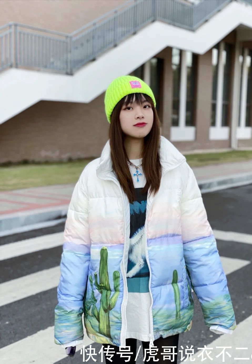 这是什么神仙配色的羽绒服，时髦又保暖，“男友力”爆棚哦