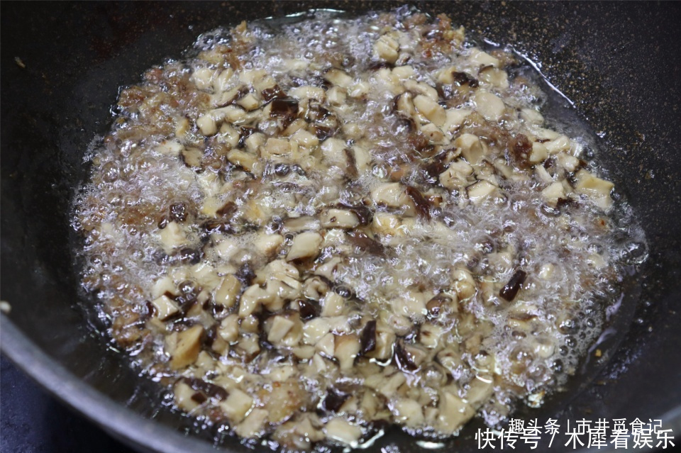 香菇|自制香菇肉丁酱,拌啥都好吃,20元成本做一大碗,不用去超市买了