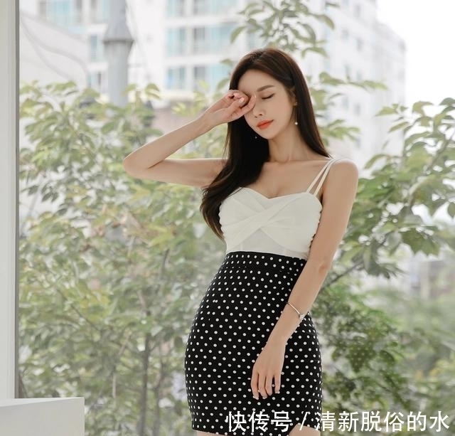 潮流|潮流穿搭:孙允珠清凉雨夏纯白萝莉吊带波点裙