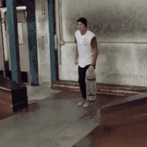 |搞笑GIF:这上厕所的功夫,不敢苟同,不想坐就下去