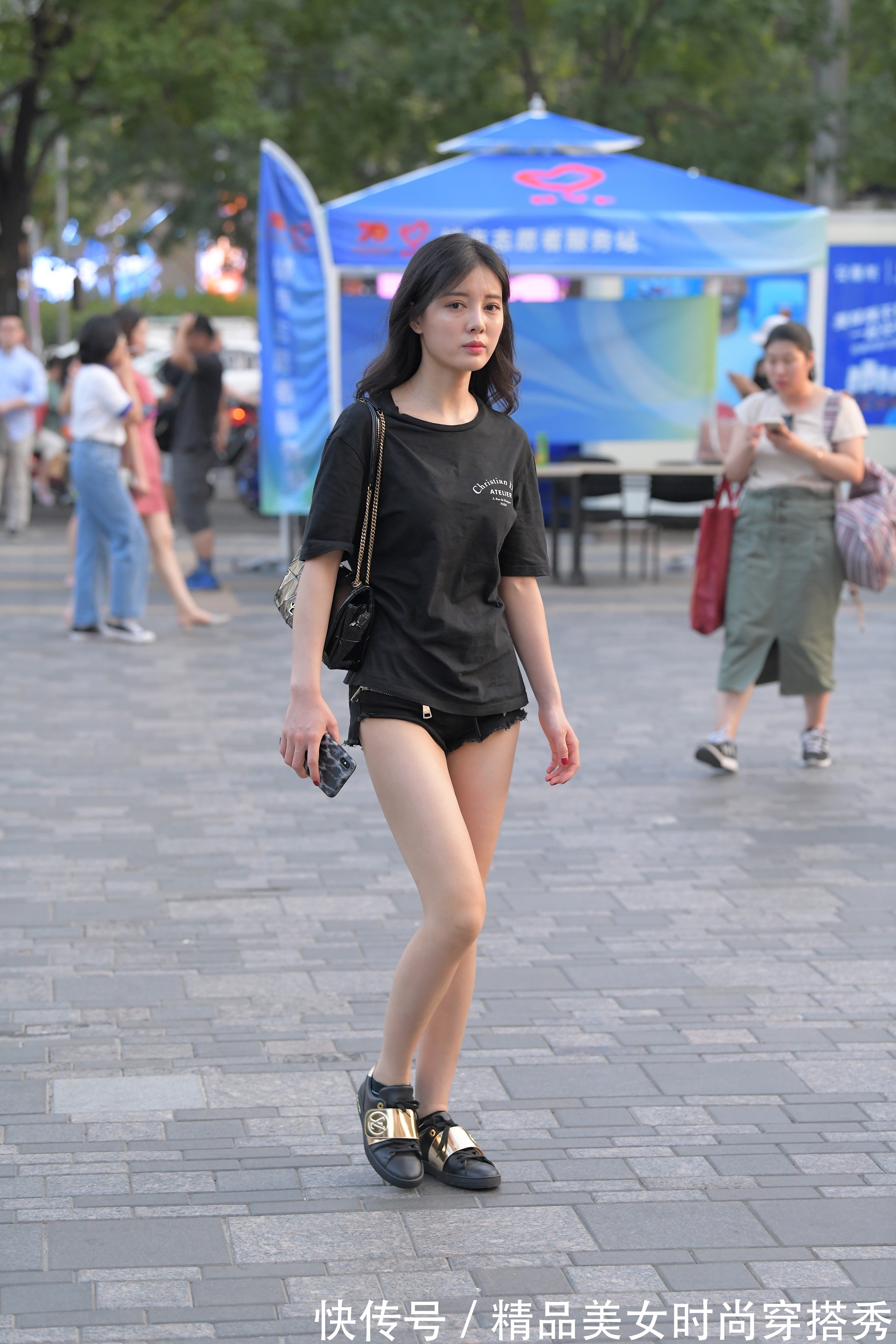 T恤 纯色的黑色T恤,下搭一条黑色的短裤,在大街上同样很是耐看