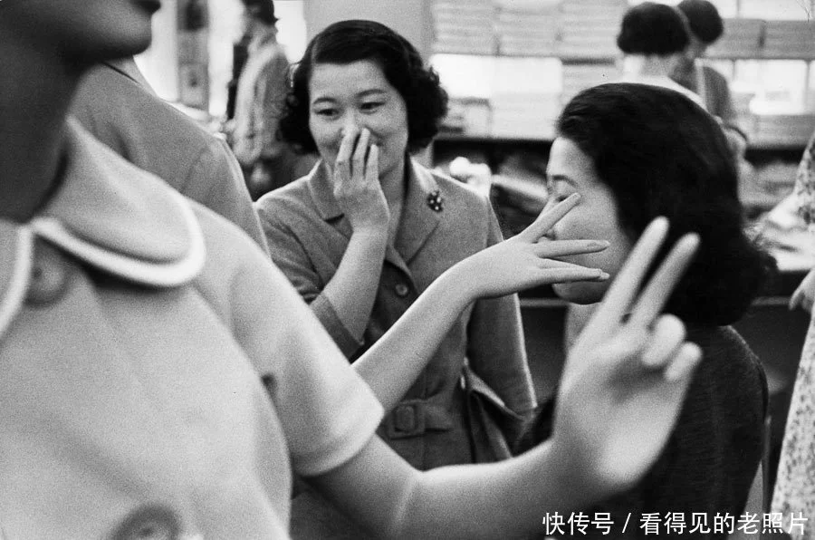 东京百货公司购物的女顾客。