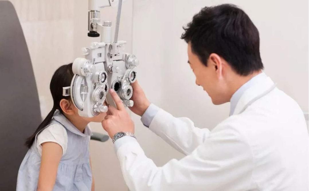 视力|为啥有的初中生，天天玩手机却从不近视医生道出了实情