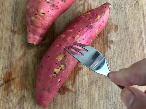 将一堆红薯扔进电饭煲,不加一滴水,不用烤箱,出锅比烤的还好吃