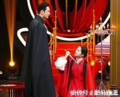 黄教主|黄晓明一把将关晓彤搂入怀中，谁注意她的手放哪？素质装不出来