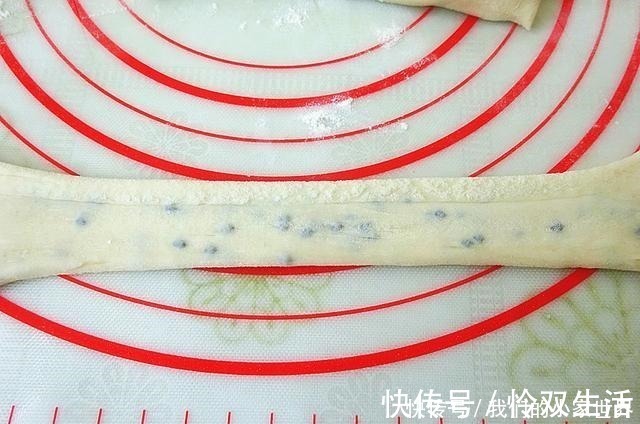 这是我最常做的主食,和面不用饧,半小时就上桌,又香又软