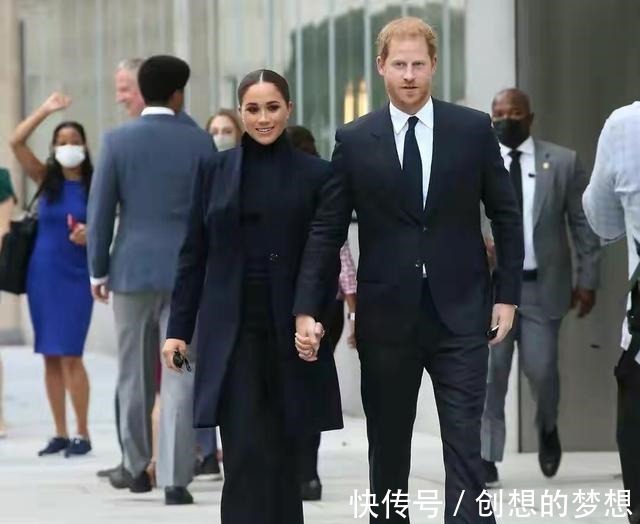 哈利 梅根搭配好清爽，白色套装配礼貌不油腻，哈利全程呵护状态不错！