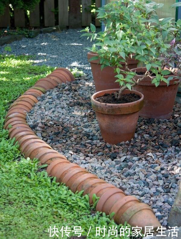 老爸喝完剩下的酒瓶拿来围花坛倒插一圈,不花一分钱,就解决杂草!