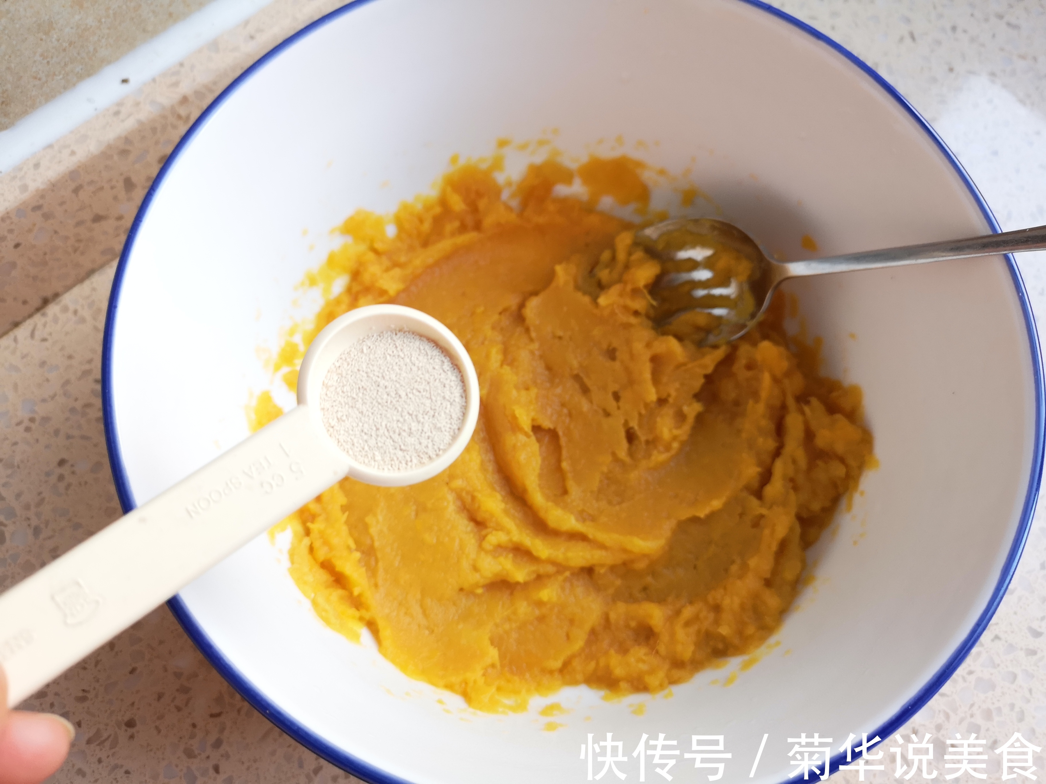 红薯别再烤着吃了,加上面粉,筷子一搅,做出松软好吃的发糕