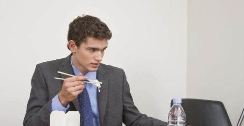 减肥成功|一天中，3个时间是减肥的“拦路虎”，想减肥成功，再饿也忍住！