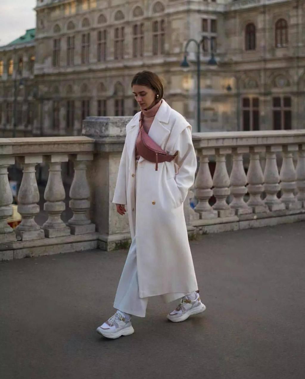  黑色|比驼色显白，比黑色高级，大衣今年流行这5个颜色！