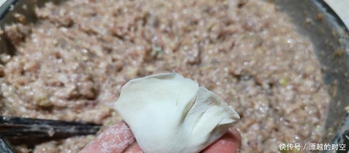 宅家21天,媳妇天天只给吃白菜,老公发朋友圈诉苦,朋友知足吧