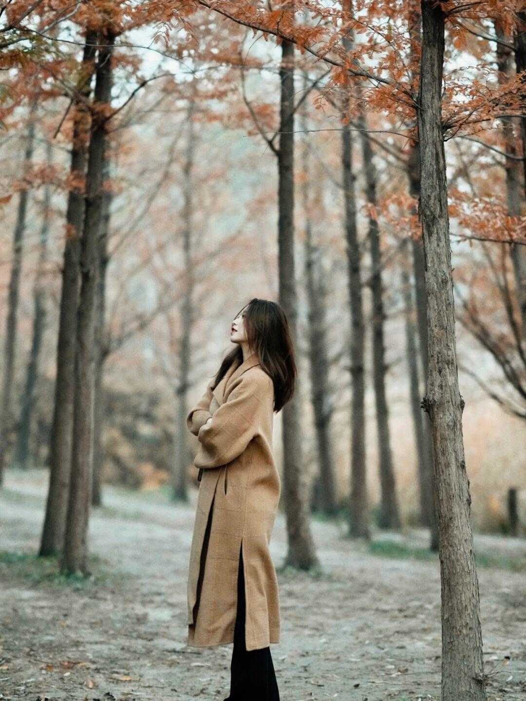 毛衣|冬色的大衣搭配,就该有森林的气息