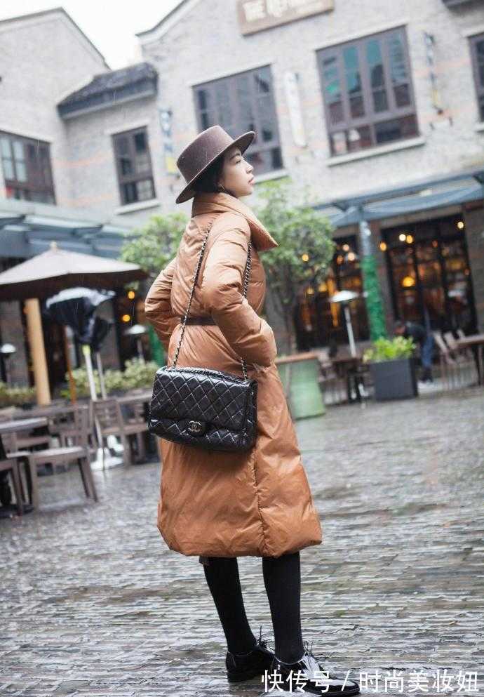 小姐姐|“长羽绒服”不一定要穿黑色,这3种颜色显气质又高级,太美了