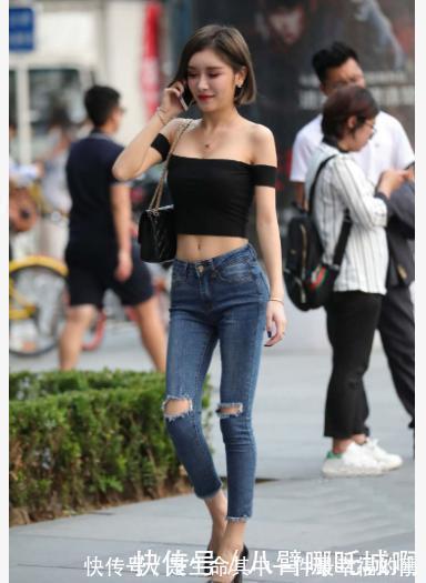 性感 一字肩衬衫搭配暗蓝色破洞牛仔裤,时尚简约,气质不凡