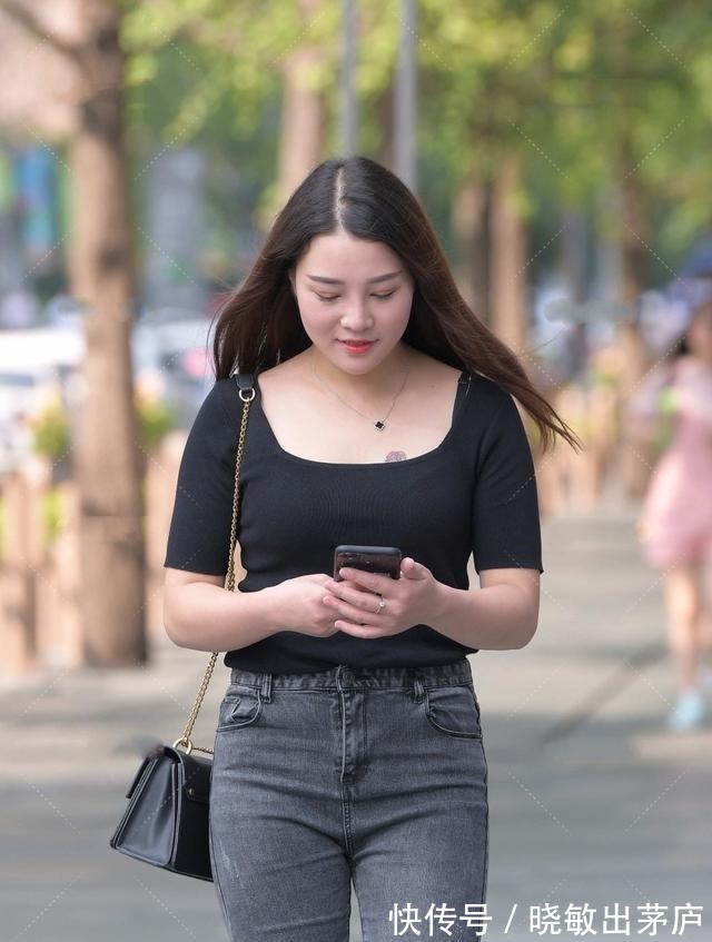 上衣 紧身牛仔裤,搭配一件修身的上衣,既好看又酷!