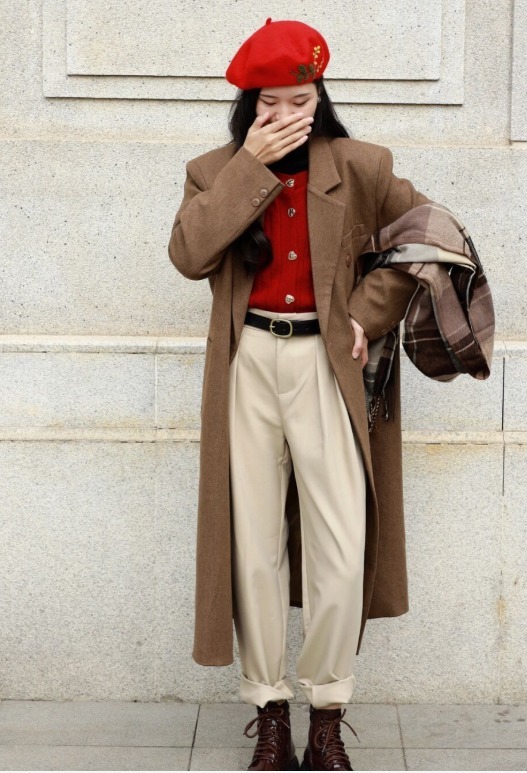 牛角扣|棕色大衣穿腻了?建议尝试叠穿法则,让你美得不一样,高级又洋气