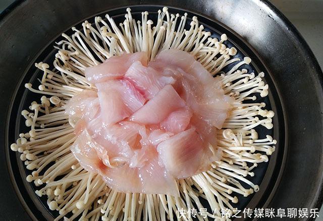 省事|金针菇和它蒸一盘,省事营养又鲜美,10分钟出锅,适合夏天吃