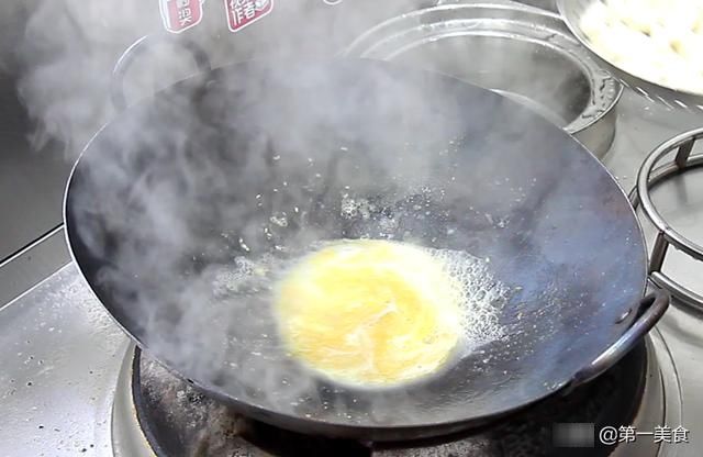 豆腐|豆腐怎么做才好吃，厨师长教你做咸蛋黄豆腐，鲜嫩入味，营养丰富