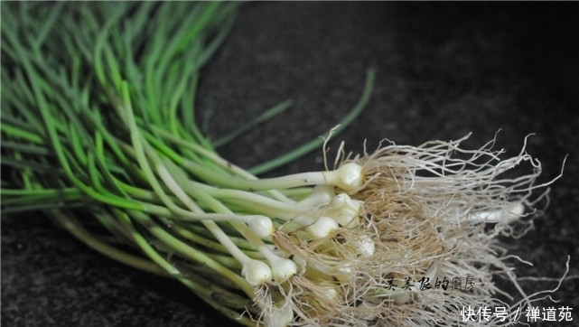 春天别只会吃韭菜!早餐试试此物,比韭菜香,比白菜补,淡化白斑