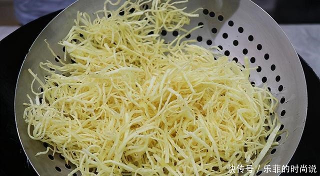 不一样的香辣土豆丝,蹦蹦脆,很爽口,做法简单,可当零食可当菜
